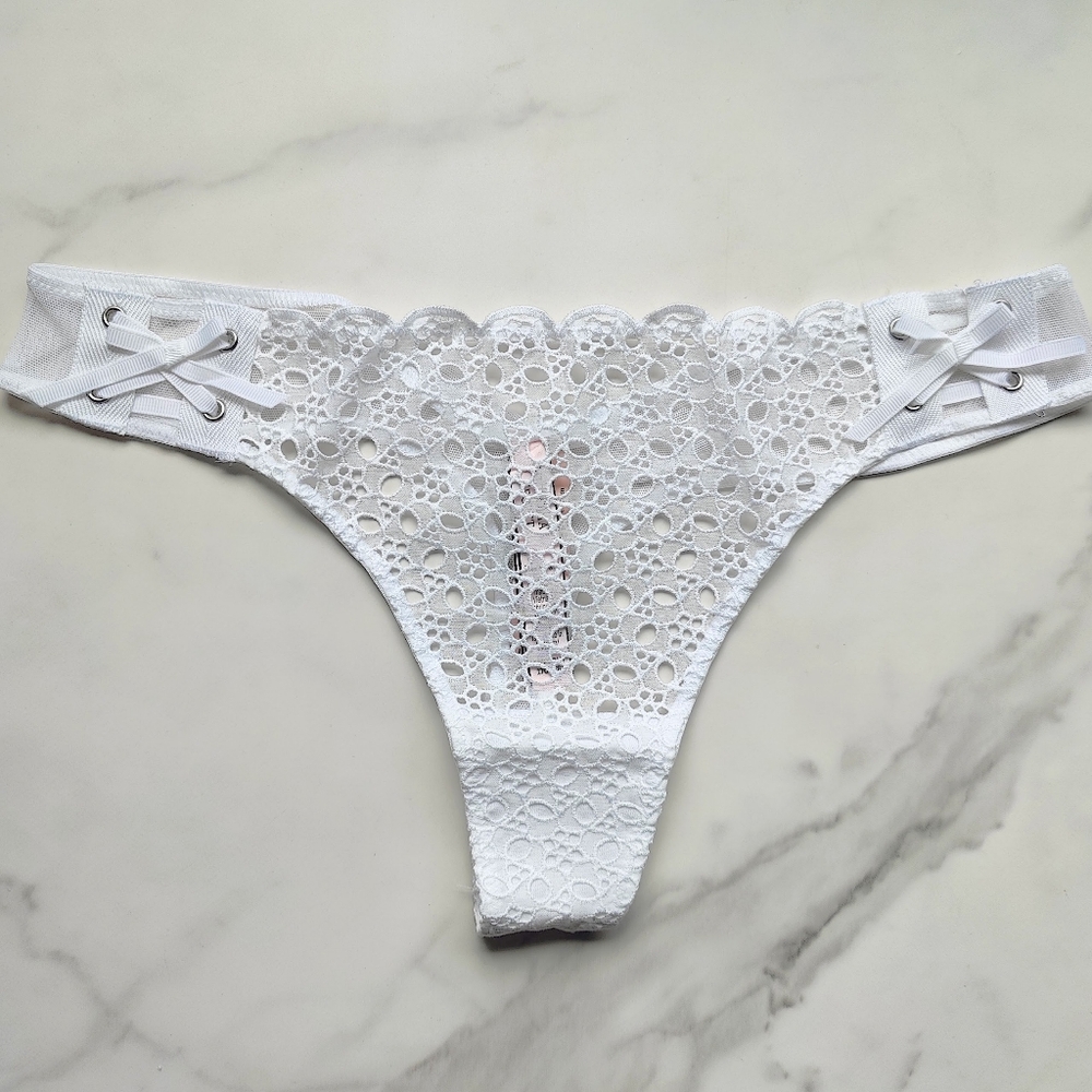 NWT VICTORIA'S SECRET DREAM ANGELS EYELET LACE-UP THONG PANTY IN VS WHITE SIZE M